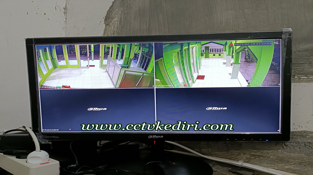 <p>CCTV Indoor merupakan perangkat kamera yang digunakan untuk memantau aktivitas dalam ruangan. Bahan utama yang digunakan adalah material plastic fiber, umumnya lensa kamera yang digunakan 3.6mm dengan rasio sudut pandang mencapai 70%. Dengan&nbsp;2 kamera akan mendapatkan hasil rekaman dengan tempat yang berbeda.</p>